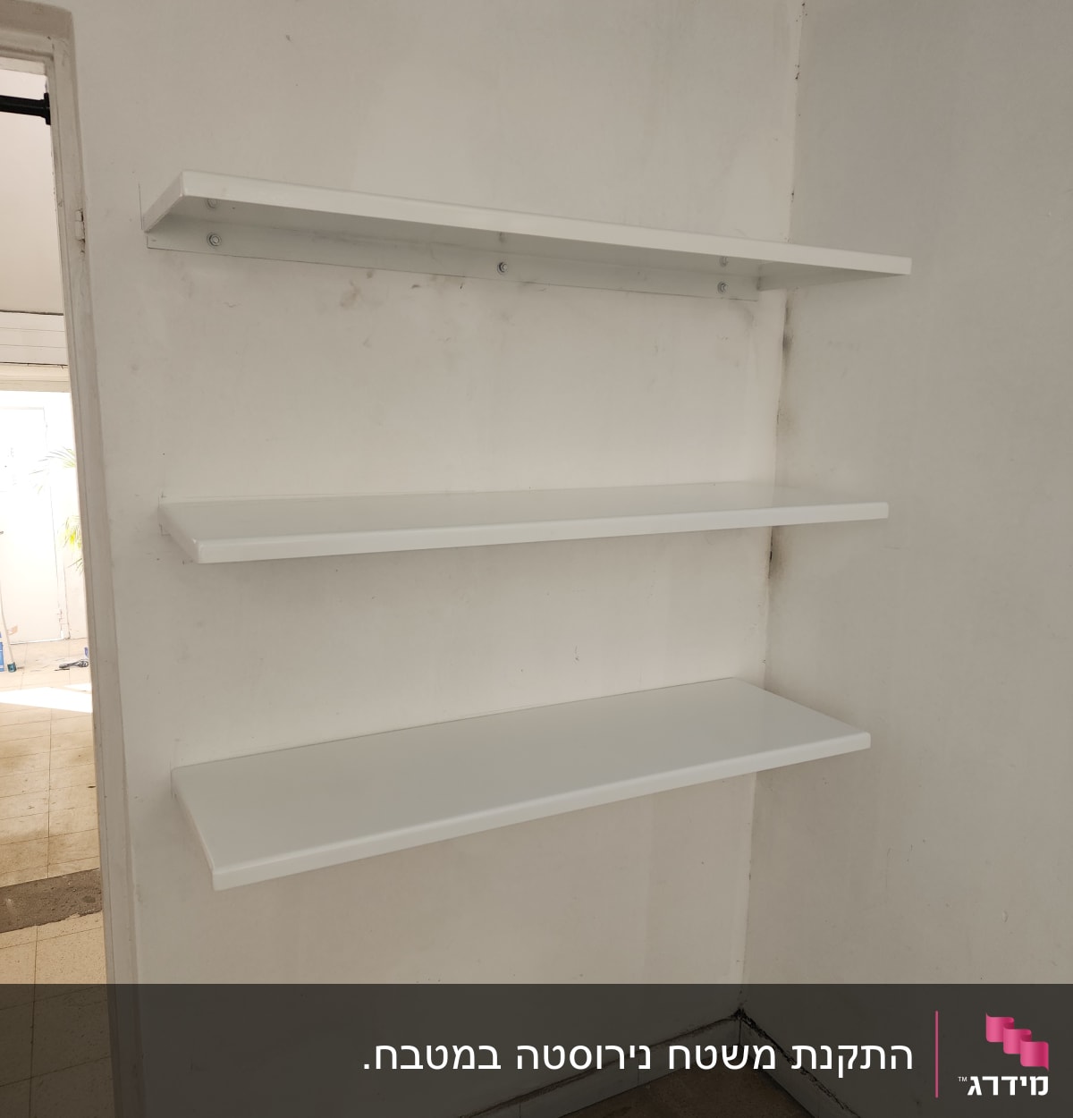 שלושה מדפים לבנים מותקנים על קיר לבן
